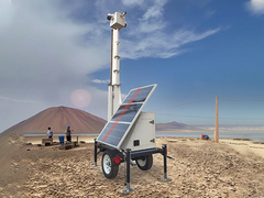 Pequeno trailer de vigilância solar